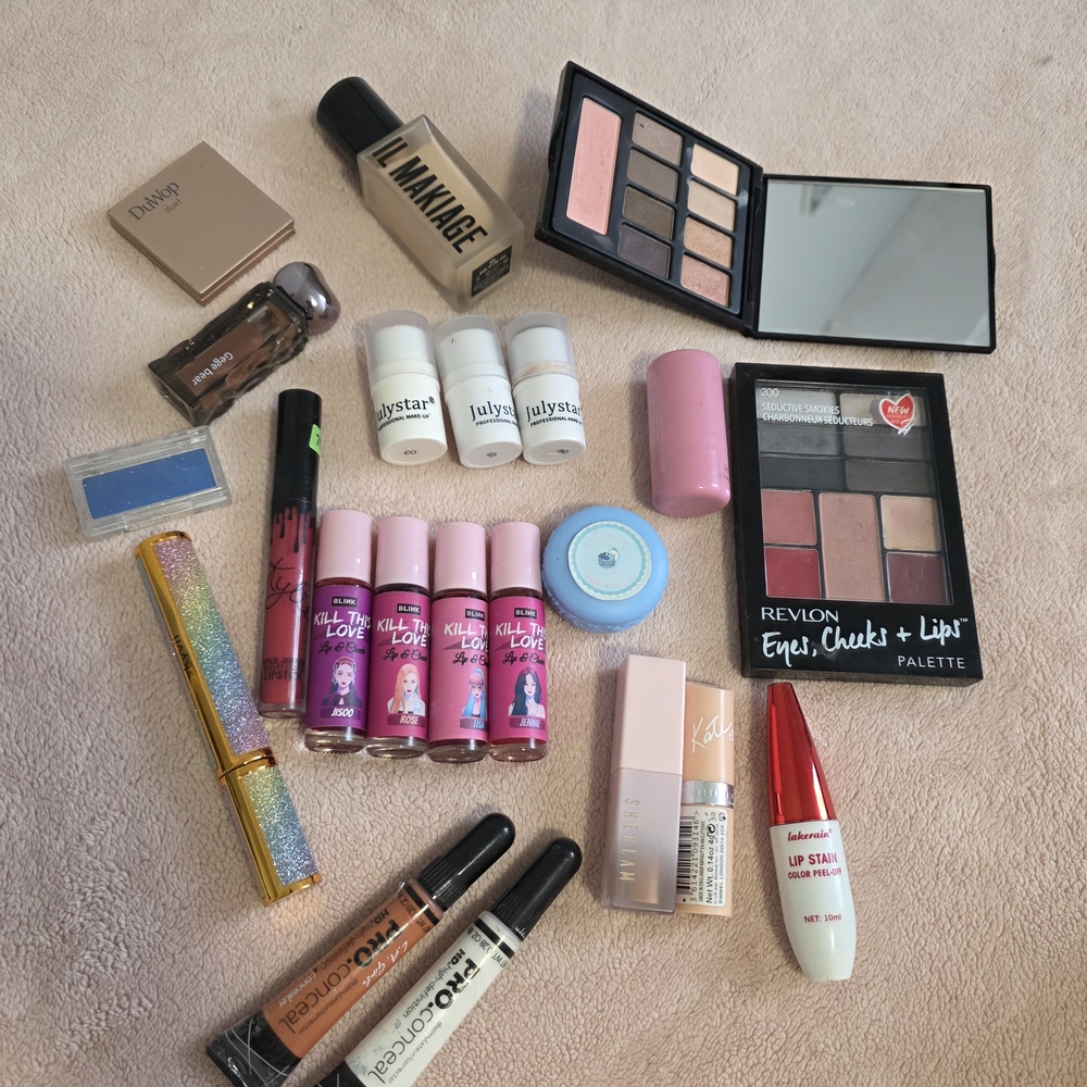 Revlon Multi-Use Palette - Eye, Cheek & Lip - Picture 1 of 4